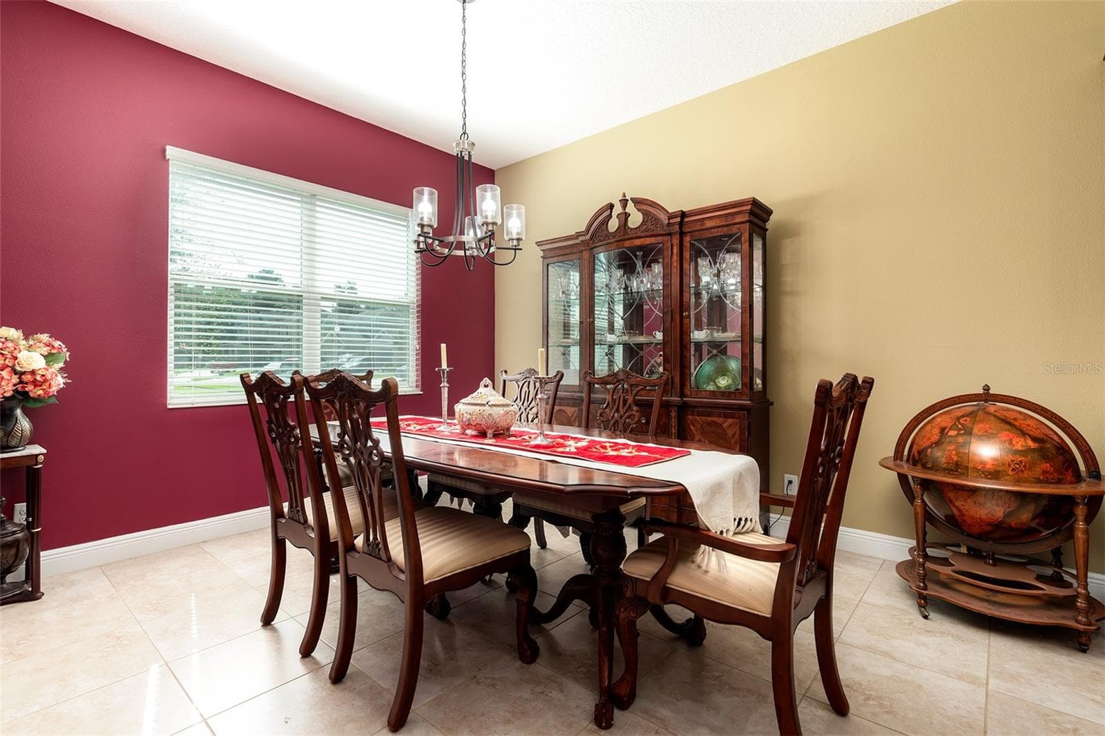 A more formal dining area is adjacent to the kitchen - 995 KARST TREE LN, APOPKA