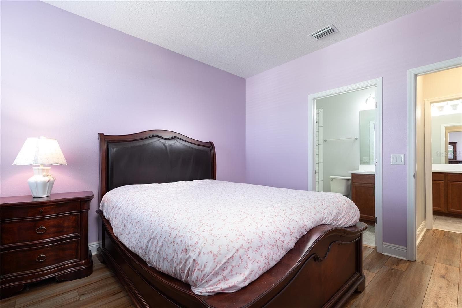 Bedroom 2 upstairs with an ensuite bathroom - 995 KARST TREE LN, APOPKA