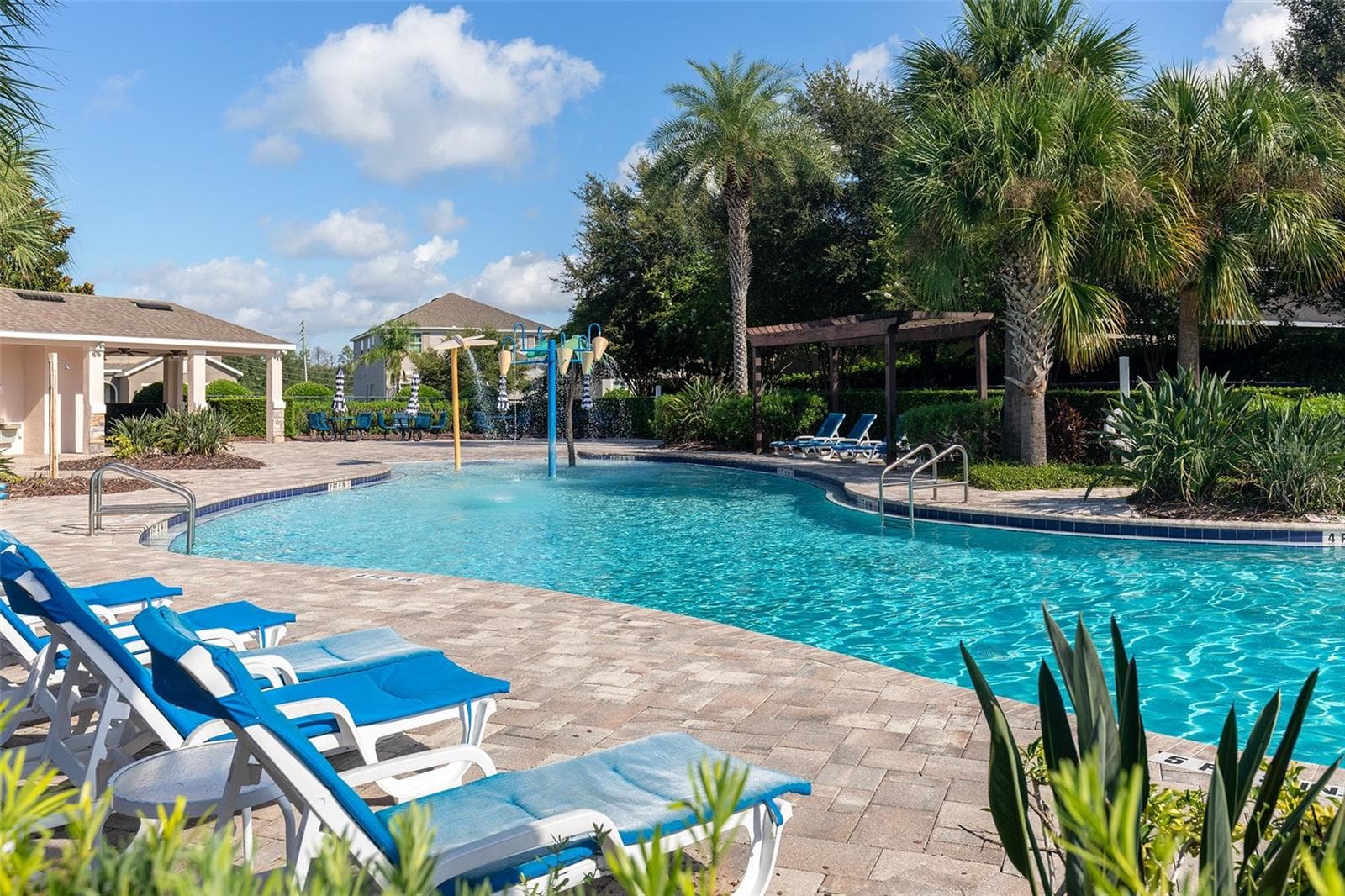 Community pool and splash pad - 995 KARST TREE LN, APOPKA