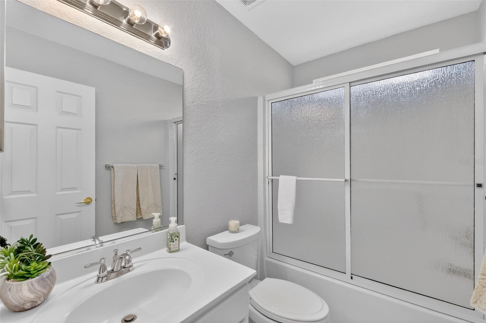 Guest bath - 8907 SE 141ST LOOP, SUMMERFIELD