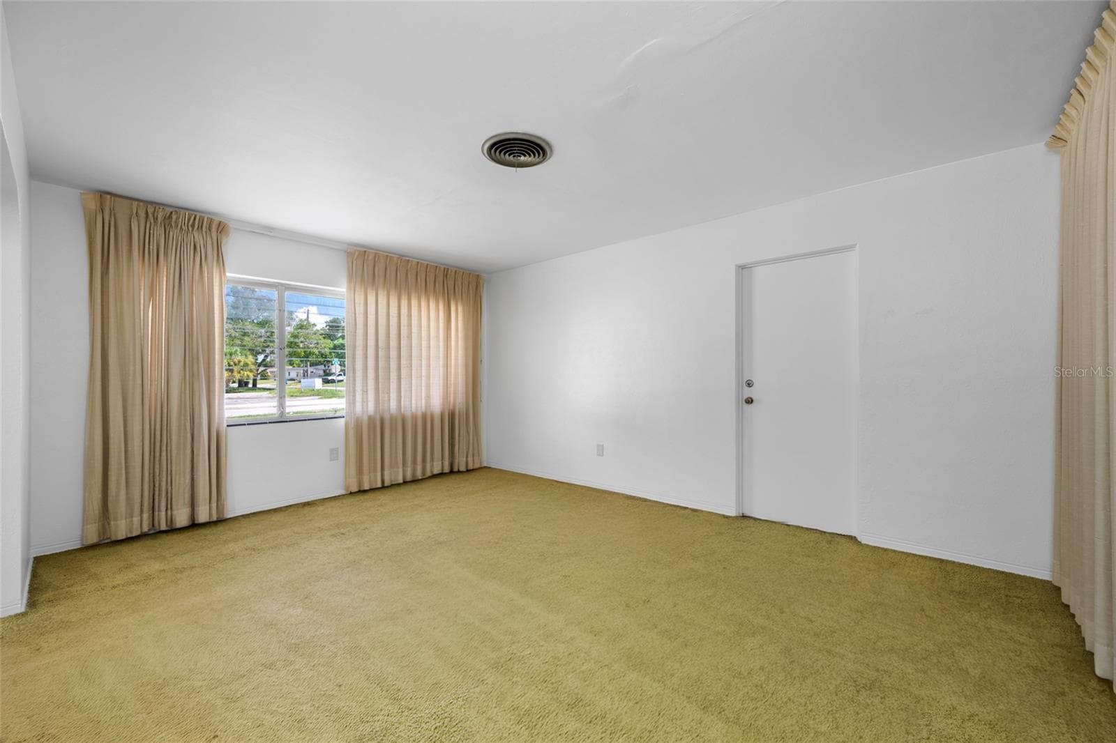 Large picture windows in dining/family room - 5000 9TH AVE N, ST PETERSBURG