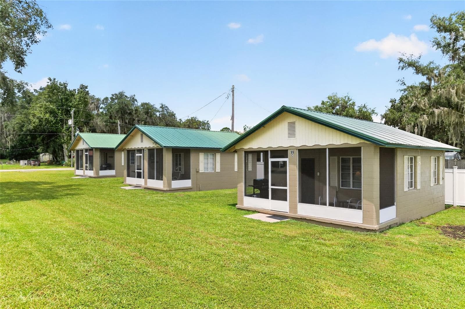 Guest cabins - 2489 N LAKEFRONT DR, HERNANDO