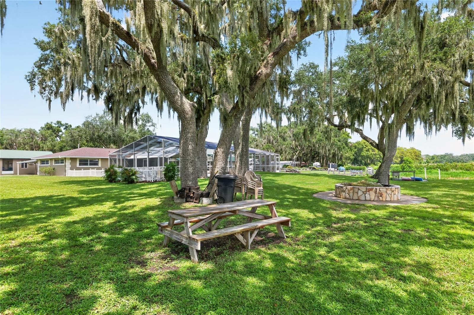 Picnic Table - 2489 N LAKEFRONT DR, HERNANDO