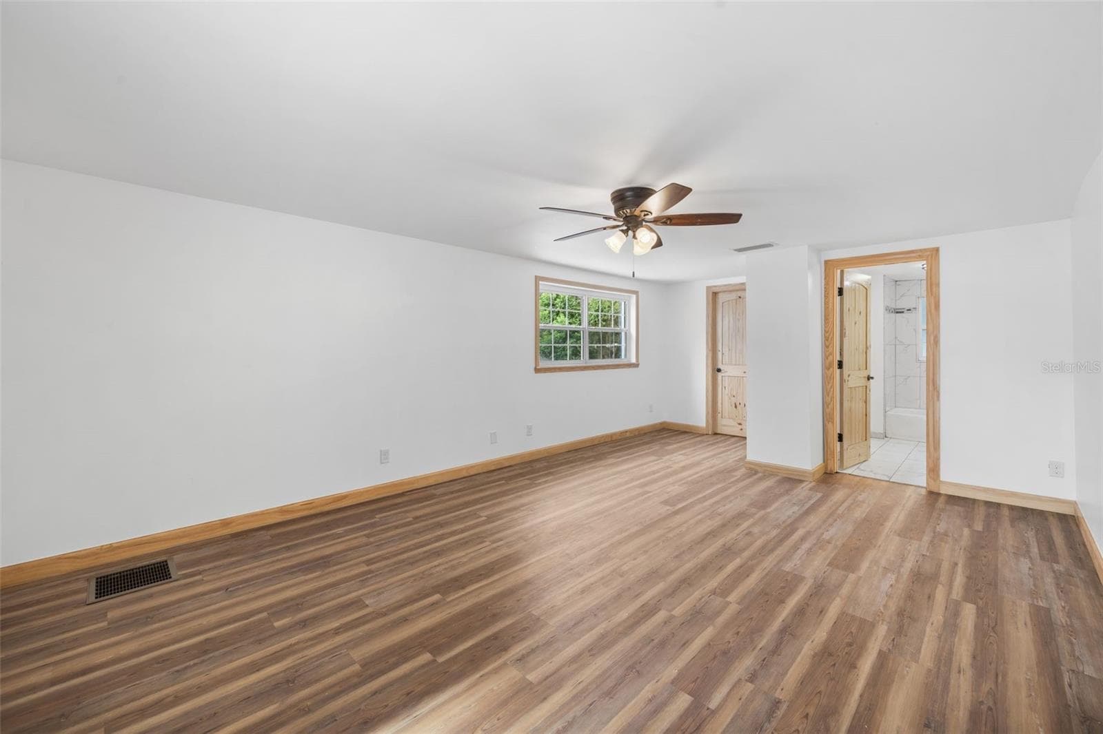 Single Family Residence at 177 E COWPEN LAKE RD, HAWTHORNE, photo 13 of 39