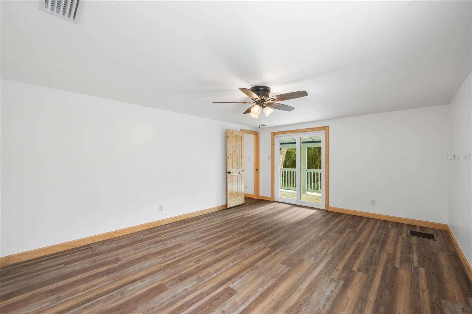 Single Family Residence at 177 E COWPEN LAKE RD, HAWTHORNE, photo 14 of 39