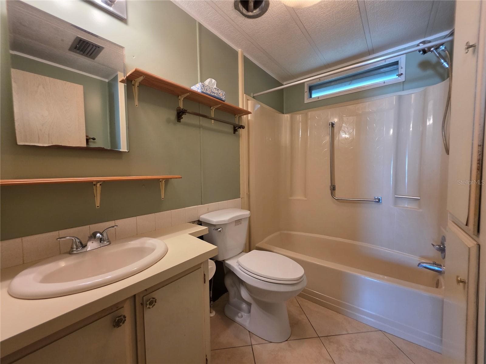 Guest bath with tub - 1800 ENGLEWOOD RD #146, ENGLEWOOD