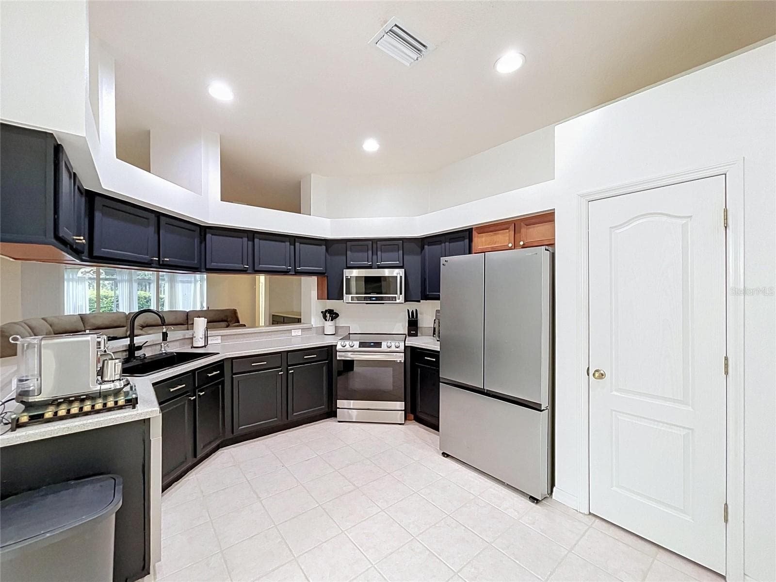 Kitchen - 1124 SPLIT SILK ST, VALRICO