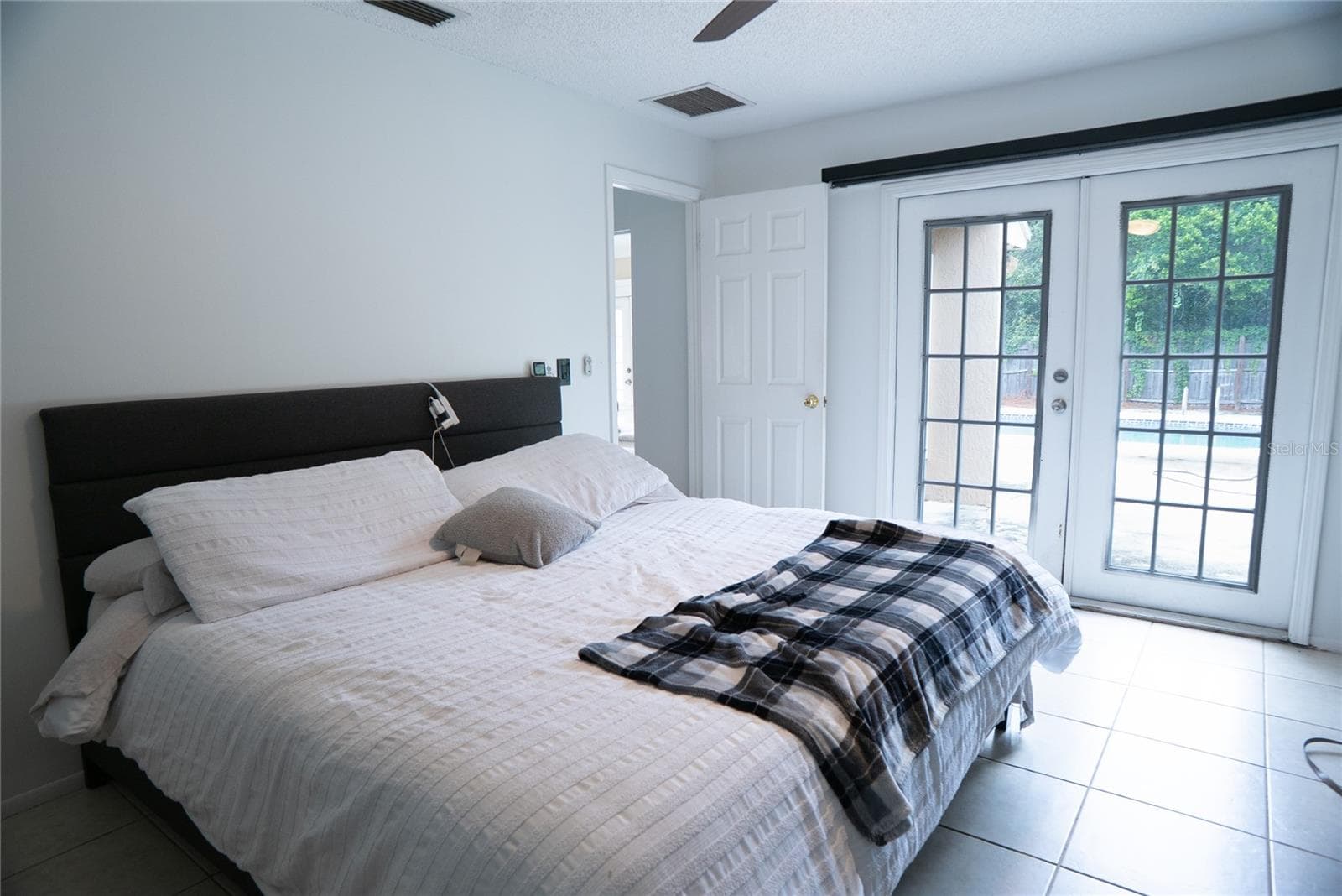 Primary bedroom suite at 304 Shadow Oak Drive, a four-bedroom pool home for sale in Casselberry, Florida - 304 SHADOW OAK DR, CASSELBERRY