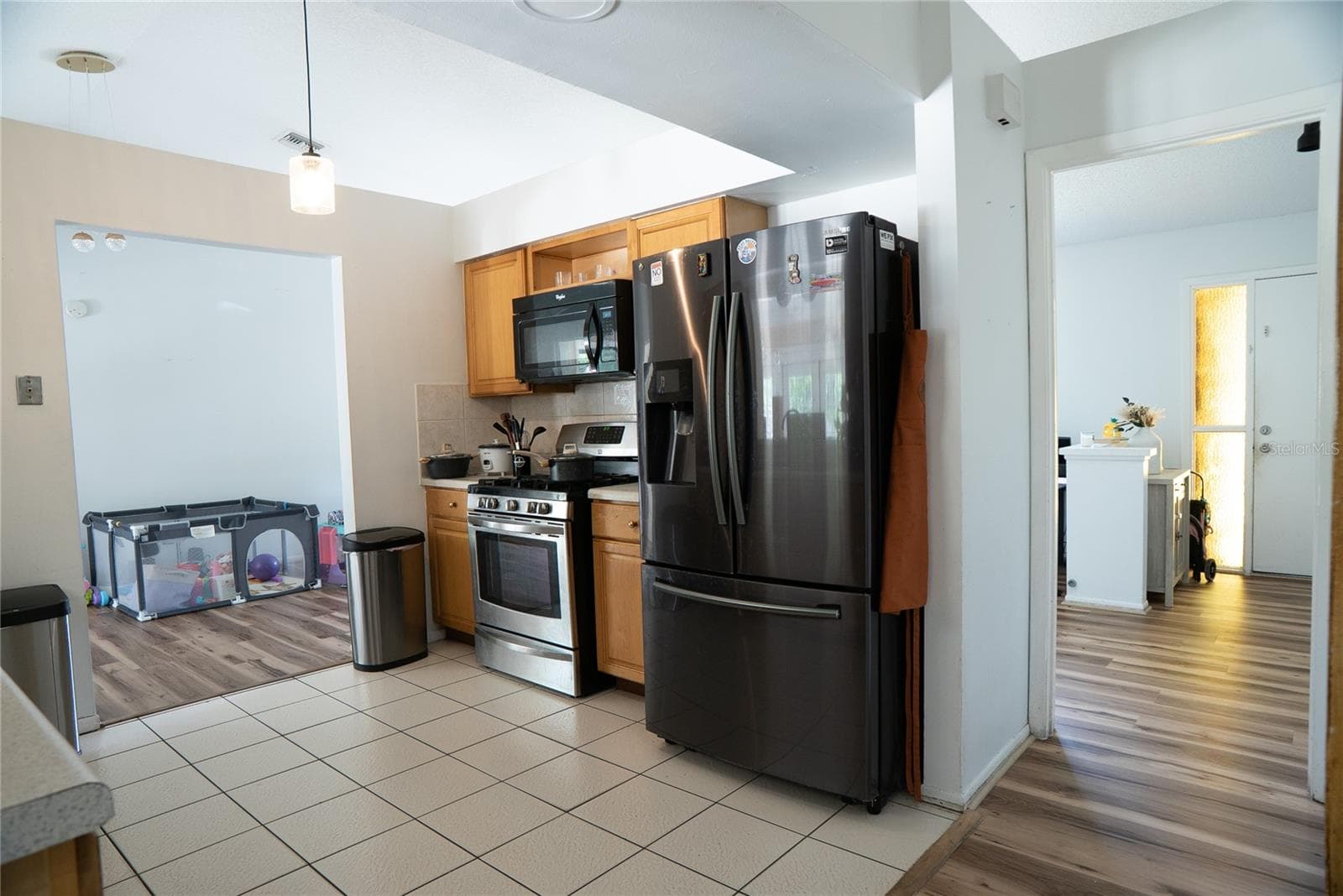 Spacious kitchen with cabinetry and counter space - 304 SHADOW OAK DR, CASSELBERRY