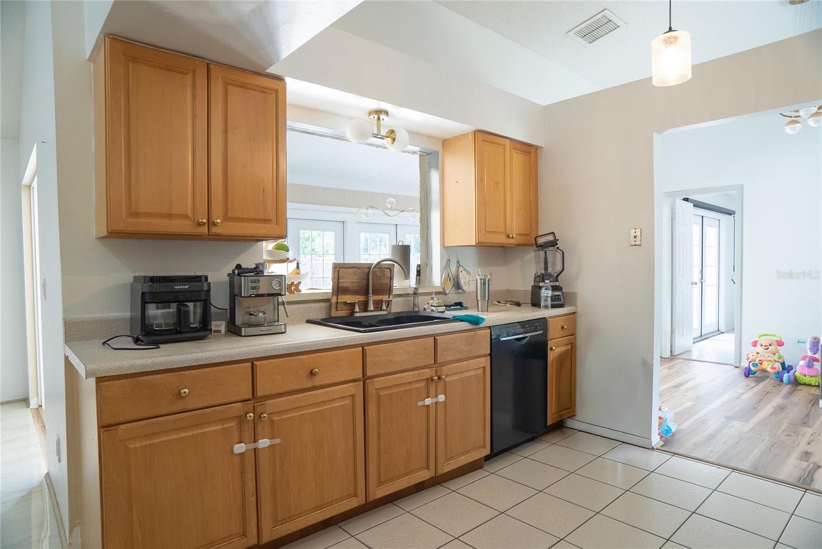 Kitchen with ample storage and room for everyday dining - 304 SHADOW OAK DR, CASSELBERRY