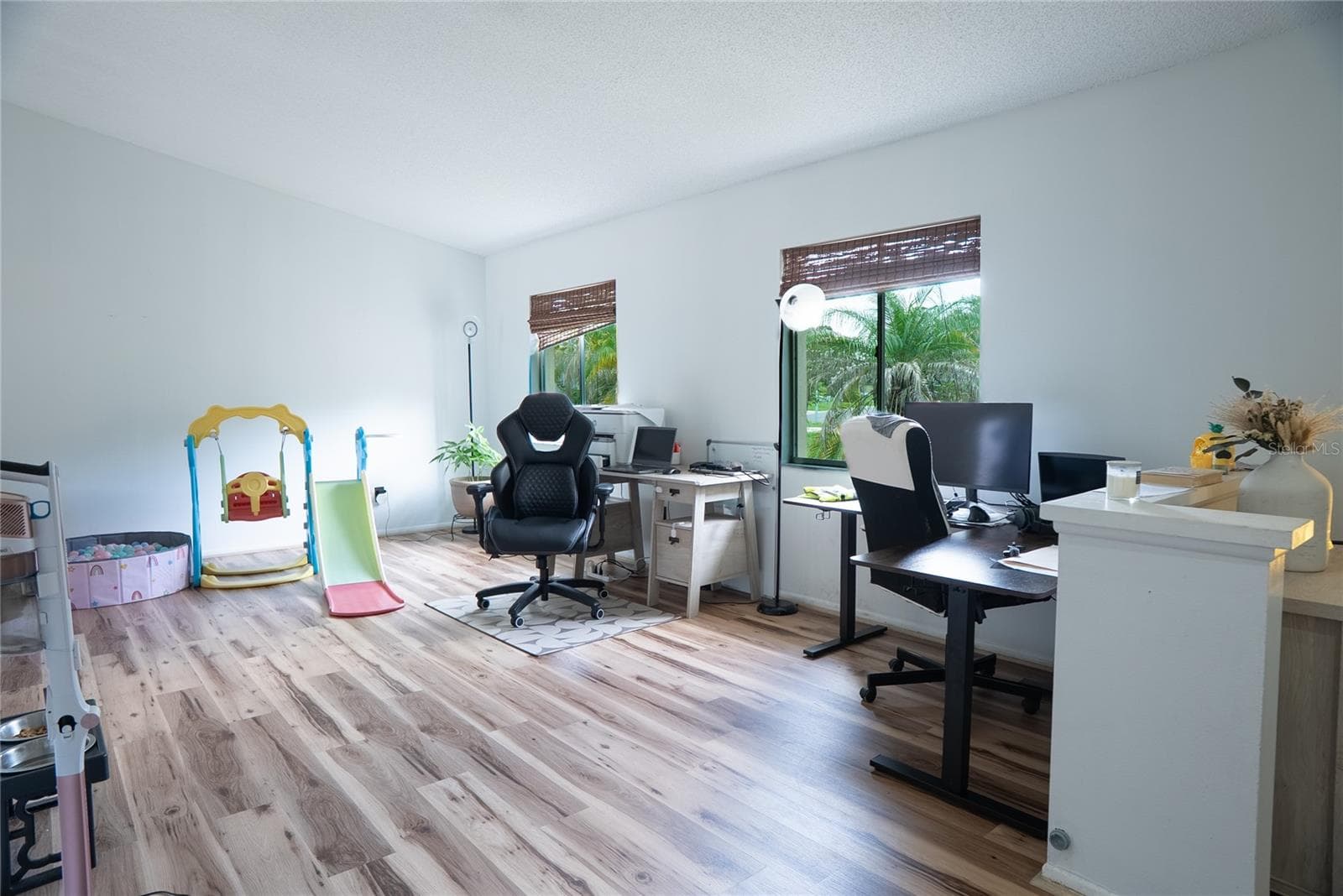 Bright entry area offering space for a home office - 304 SHADOW OAK DR, CASSELBERRY
