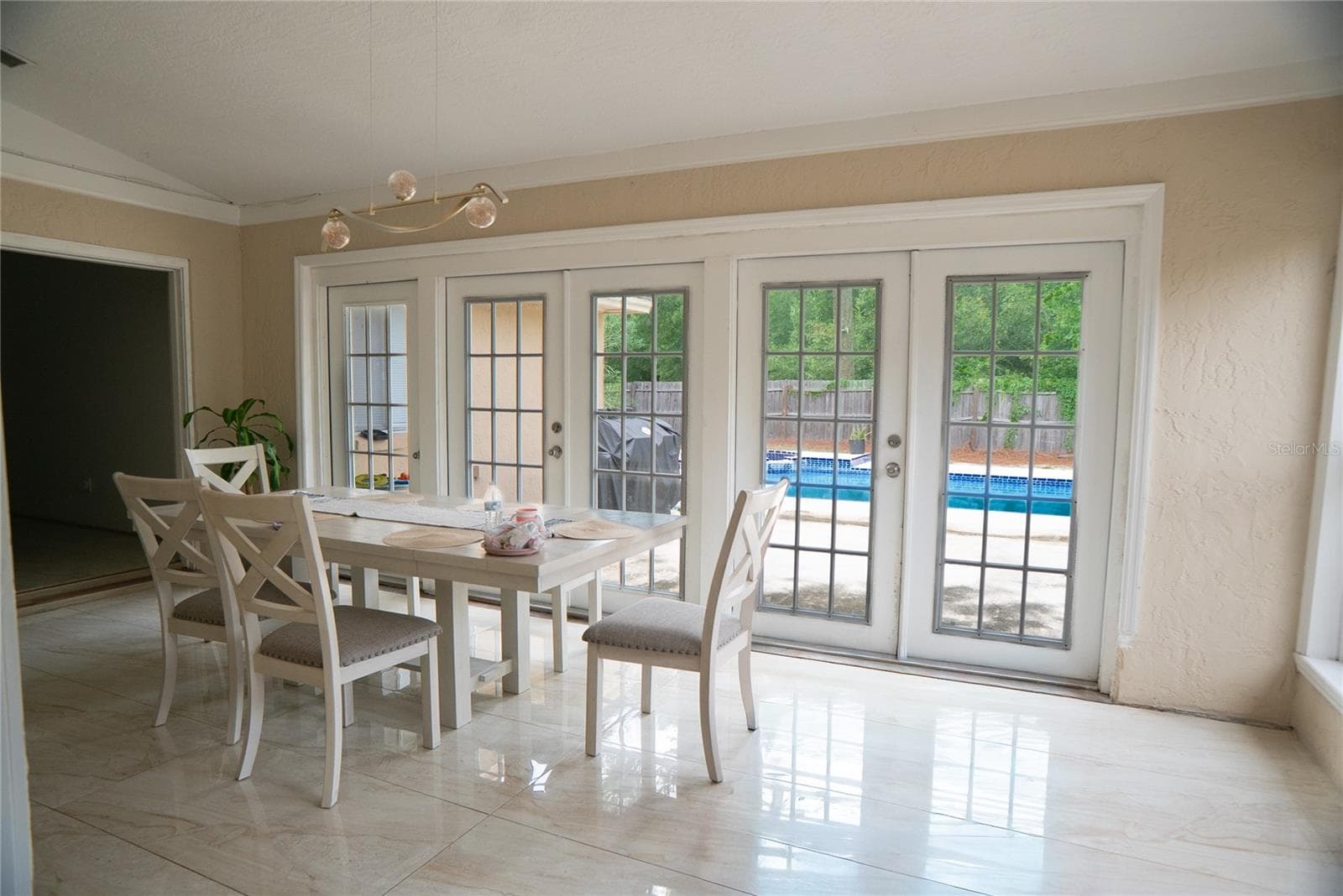 Spacious dining room with direct access to the pool area - 304 SHADOW OAK DR, CASSELBERRY