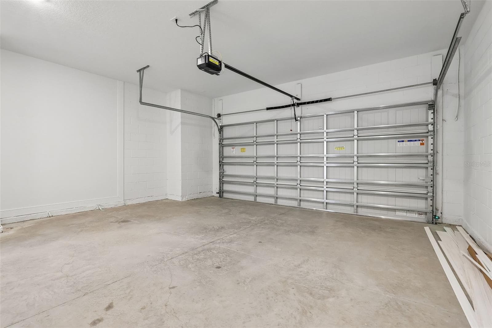 Garage - 436 LEMONGRASS RD, MINNEOLA
