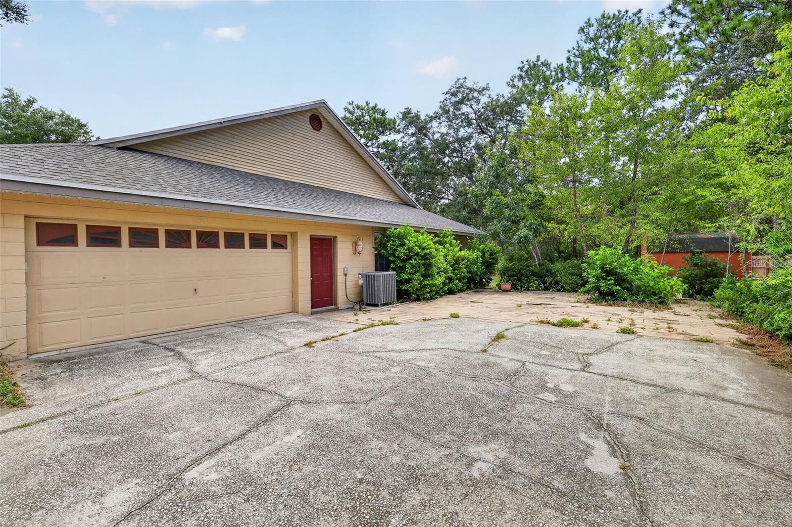 Side 2-car Garage with oversized parking - 37130 COUNTY ROAD 439, EUSTIS