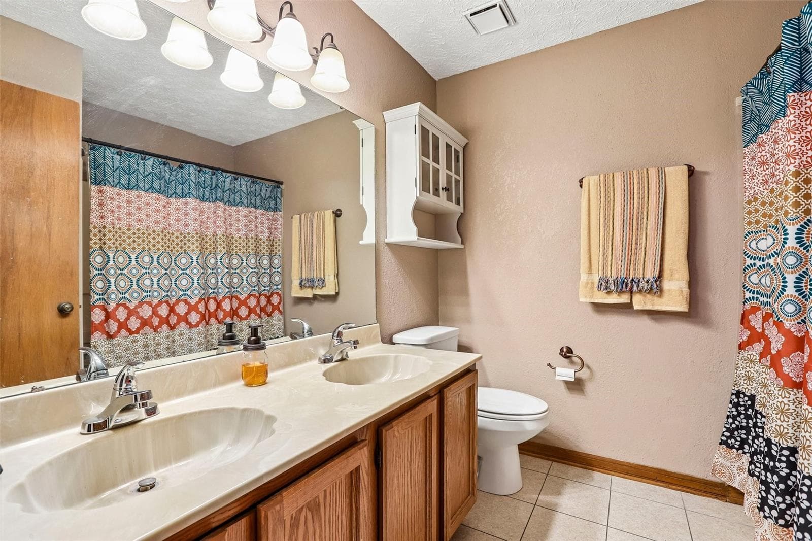 Upstairs bathroom - 1424 DUMONT DR, VALRICO