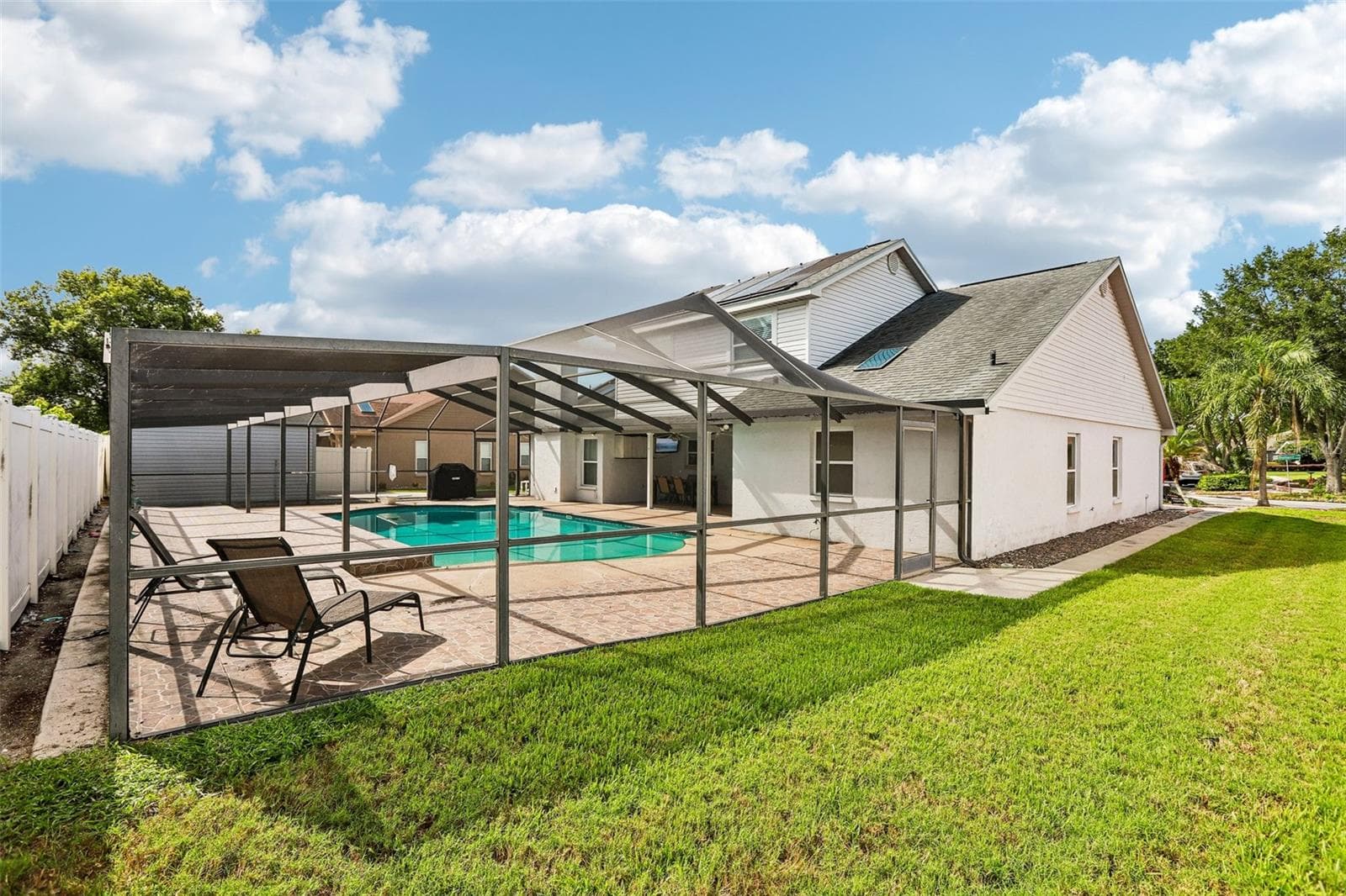 left side of home - 1424 DUMONT DR, VALRICO