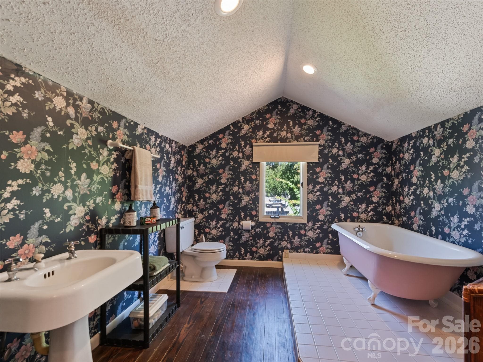 Upstairs bathroom with clawfoot tub - 50 Epsom Street, Waynesville