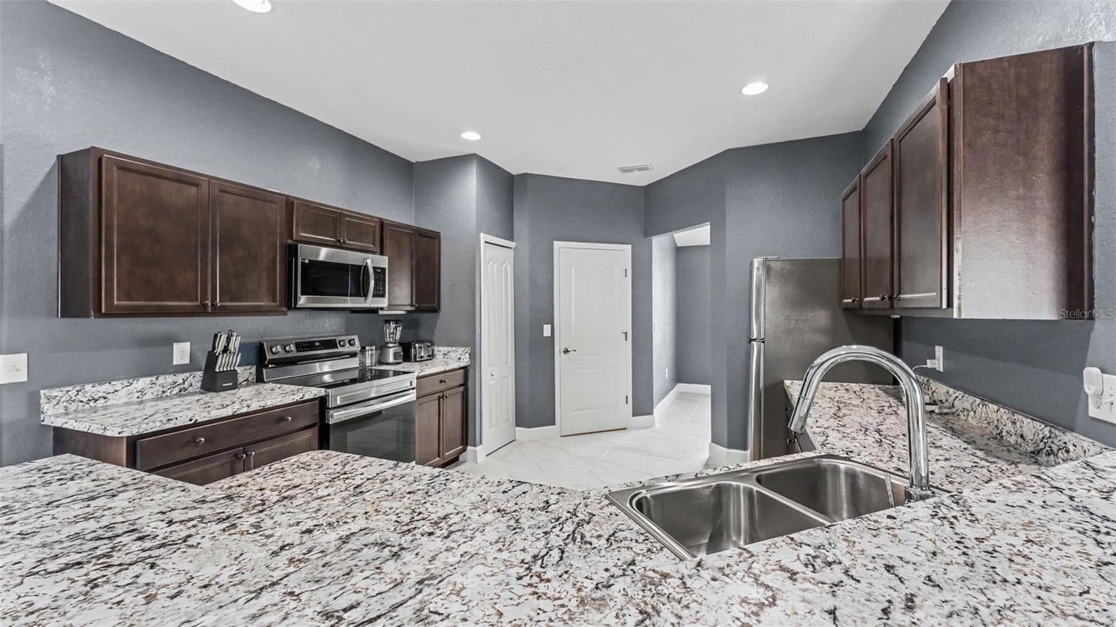 Single Family Residence at 2048 WINDING RIVER CV, BARTOW, photo 9 of 47