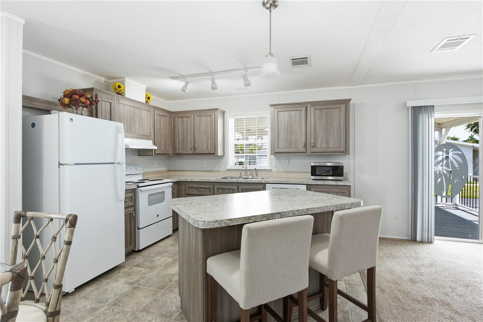 Kitchen with bar top island - 980 7TH ST NW #88, LARGO