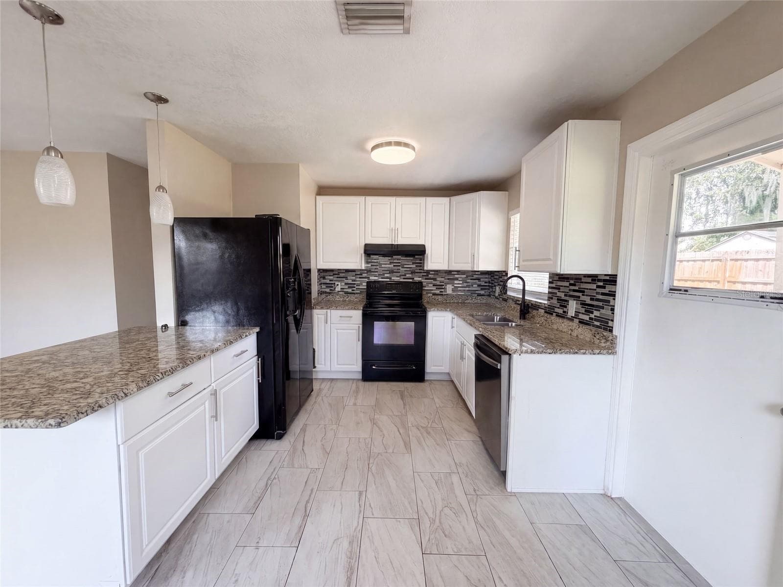 Single Family Residence at 121 INWOOD CIR, BRANDON, photo 3 of 15