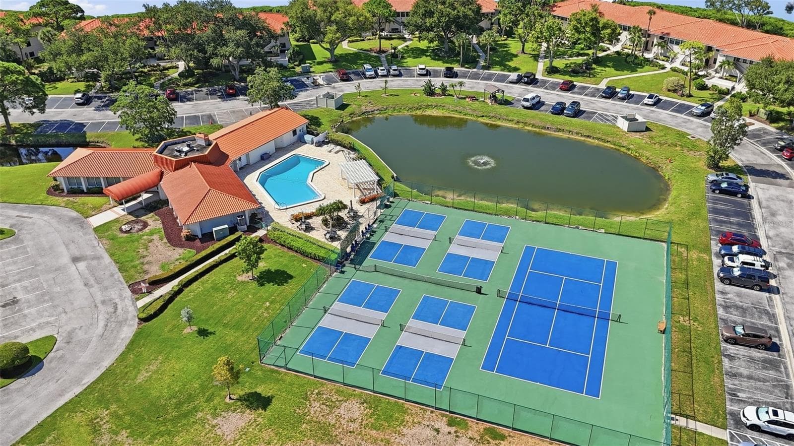 Clubhouse, pool, and courts - 301 MARINER DR #301, TARPON SPRINGS