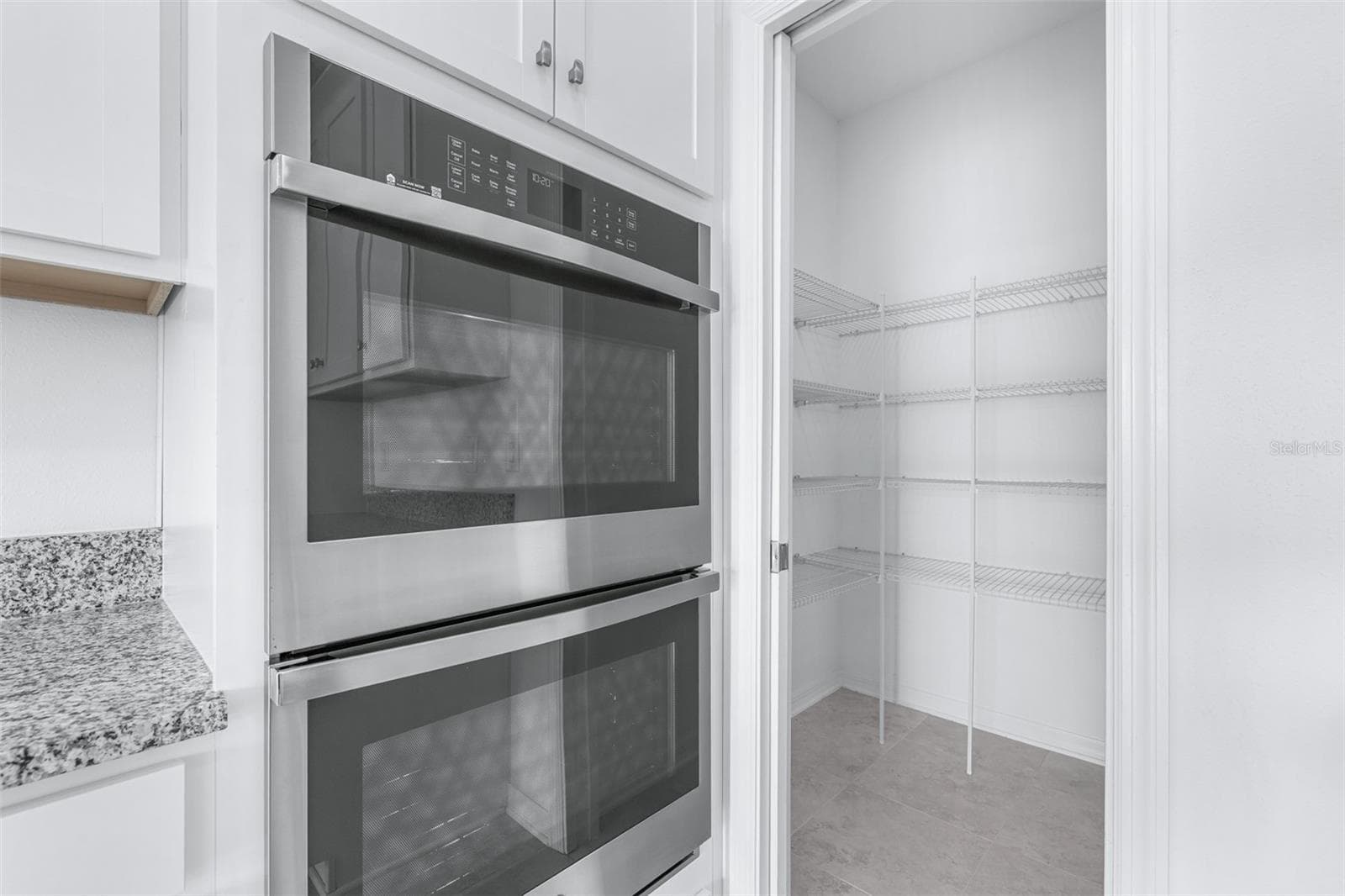 Double Oven and large pantry - 5246 CURRANT ST, LAKELAND
