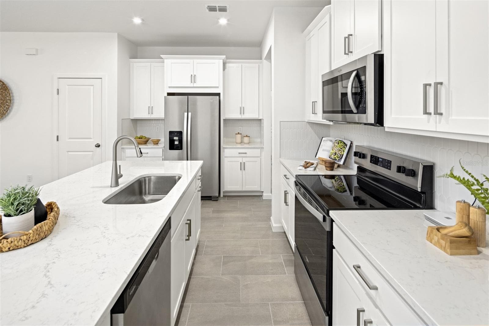 Alafia Kitchen - 141 GREENHOUSE GROVE ST, GROVELAND