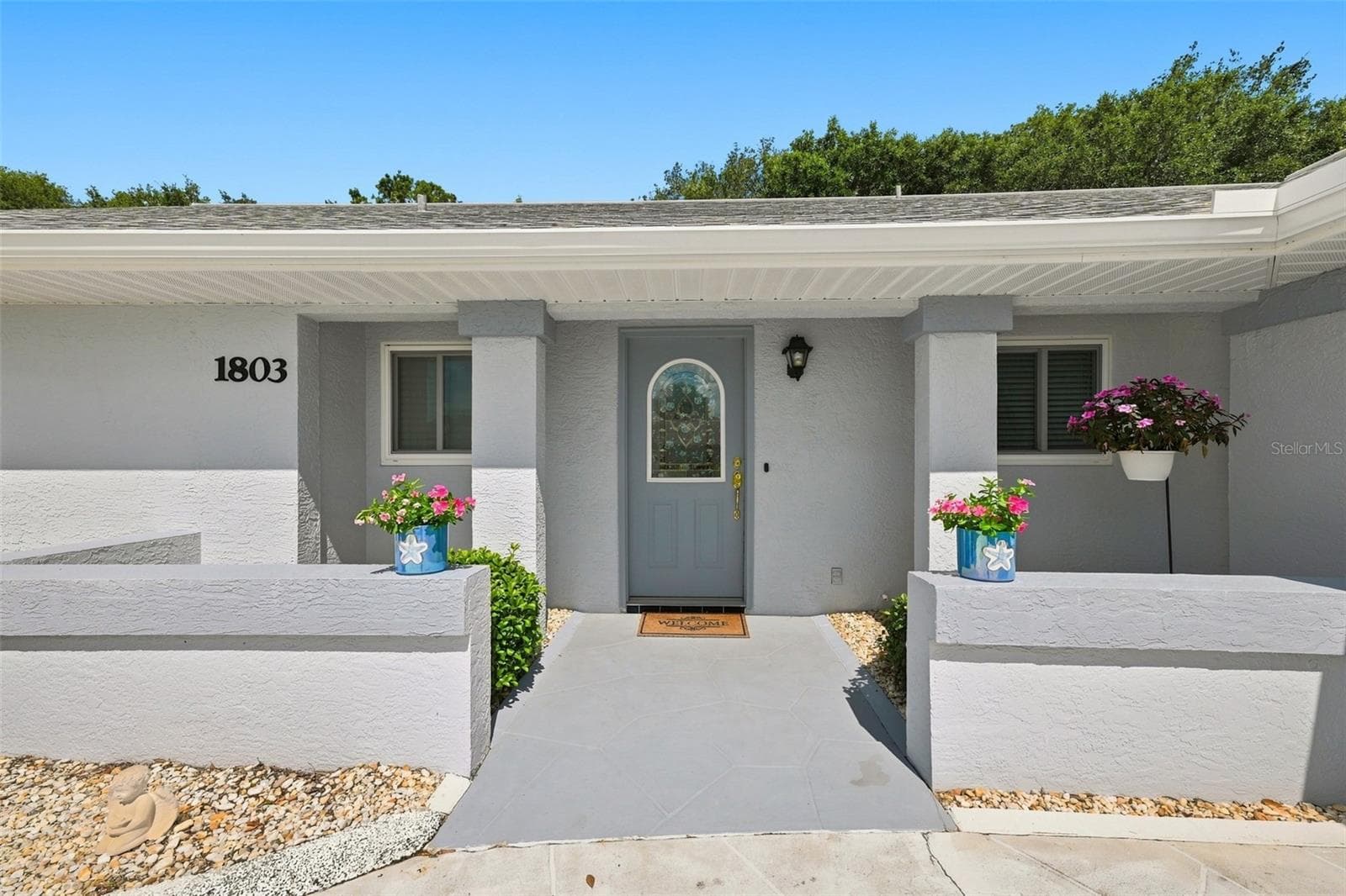 COURT YARD ENTRY WITH LEADED GLASS FRONT DOOR. - 1803 NEW BEDFORD DR, SUN CITY CENTER