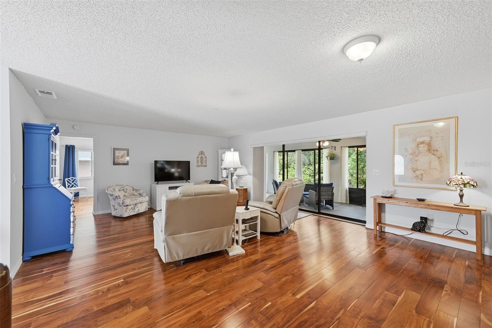 GREAT ROOM WITH VIEW OF THE WOODS. - 1803 NEW BEDFORD DR, SUN CITY CENTER