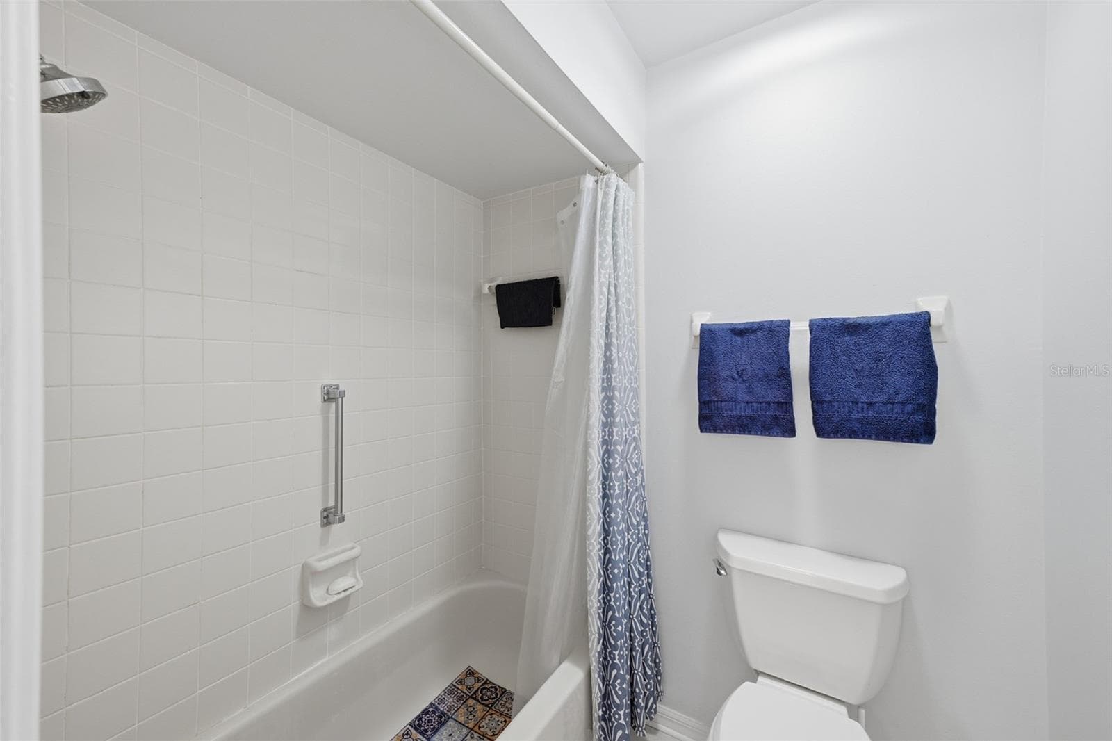 MAIN BATHROOM TUB/SHOWER TOILET ROOM - 1803 NEW BEDFORD DR, SUN CITY CENTER
