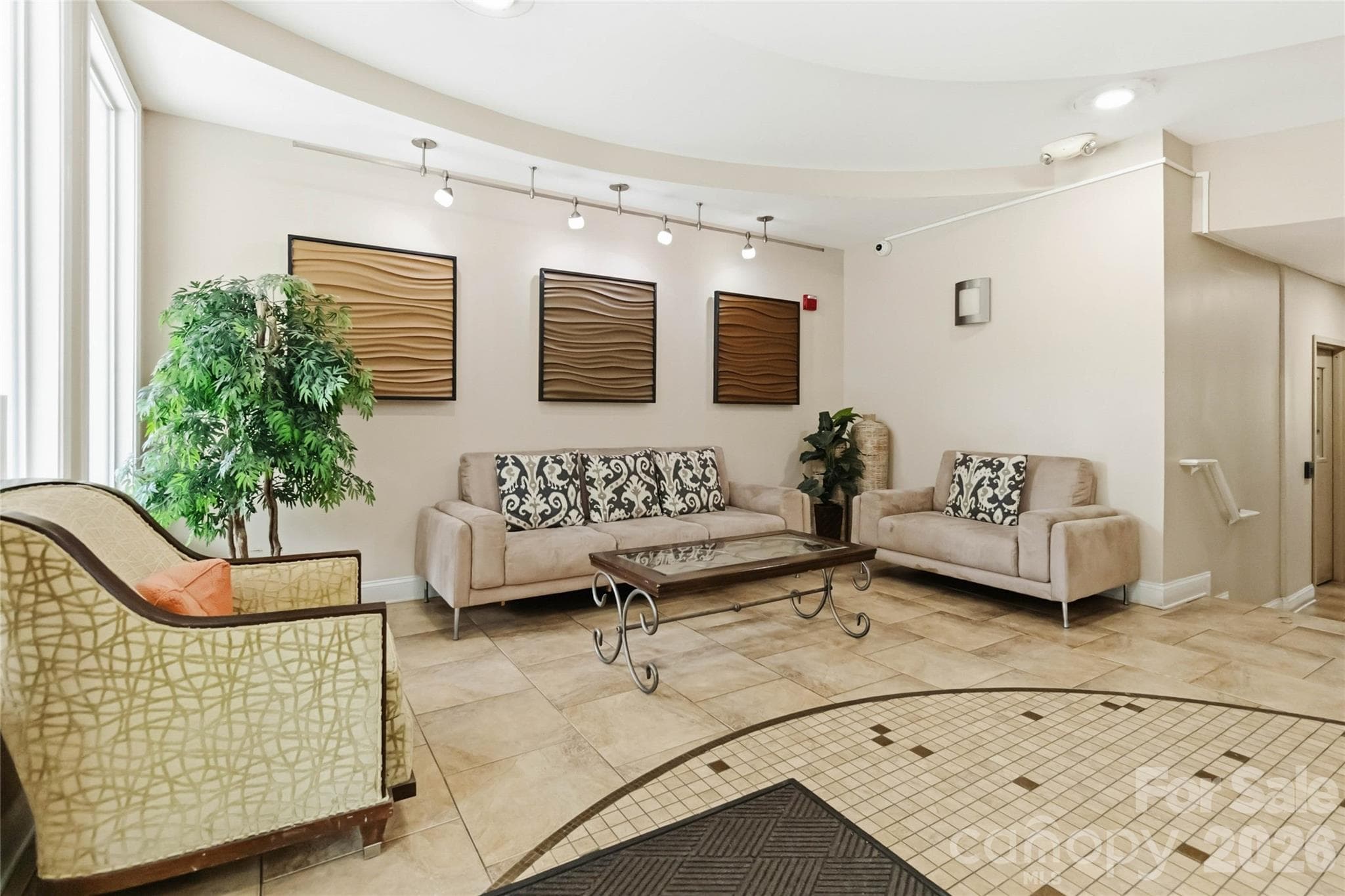 Condominium at 1000 E Woodlawn Road, Charlotte, photo 3 of 42