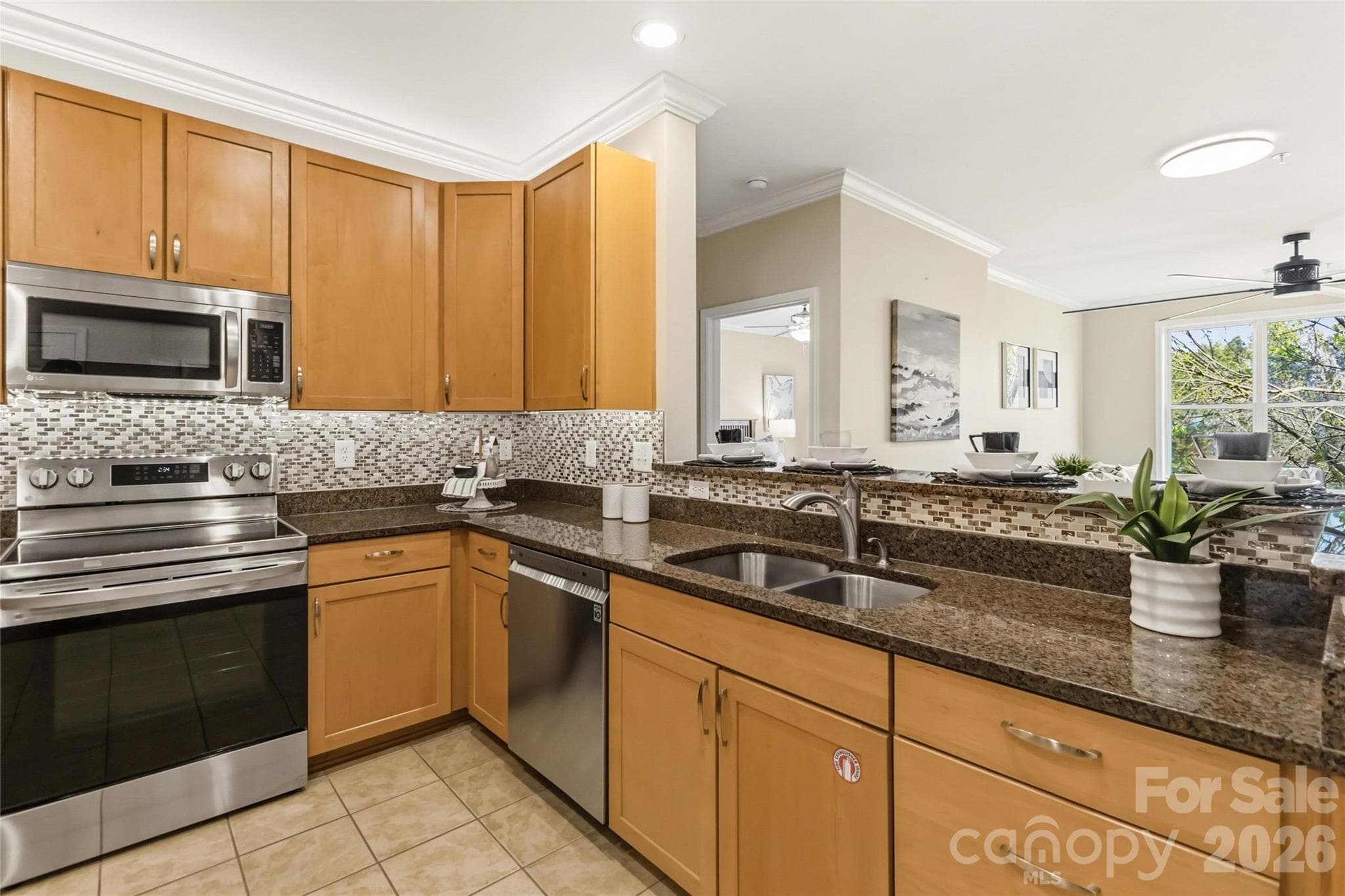 Condominium at 1000 E Woodlawn Road, Charlotte, photo 7 of 42