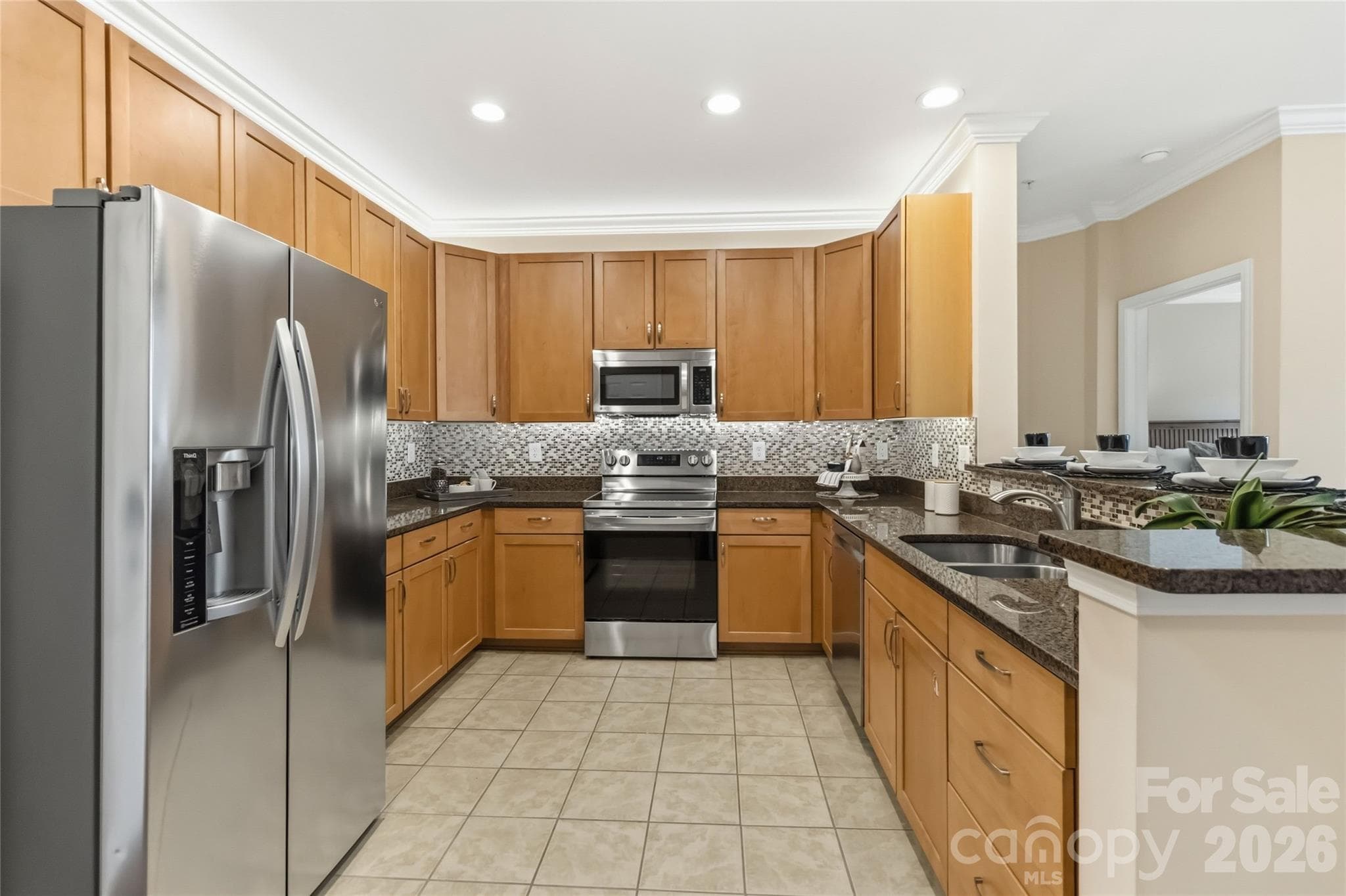 Large kitchen - 1000 E Woodlawn Road, Charlotte