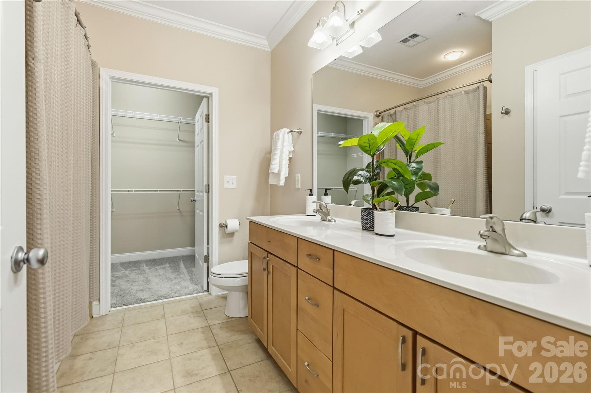 Large bathroom with dual sinks and a soaker tub - 1000 E Woodlawn Road, Charlotte