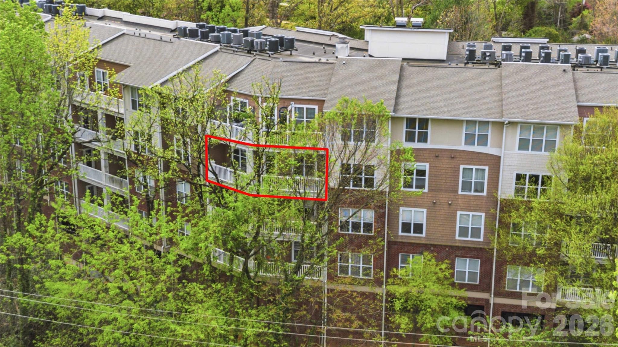 Unit sits on an external bend of the chevron, creating room for an oversized floorplan and balcony. - 1000 E Woodlawn Road, Charlotte