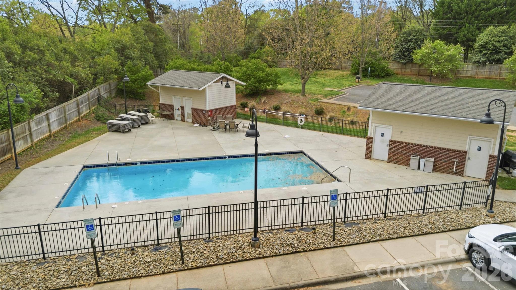 Condominium at 1000 E Woodlawn Road, Charlotte, photo 39 of 42