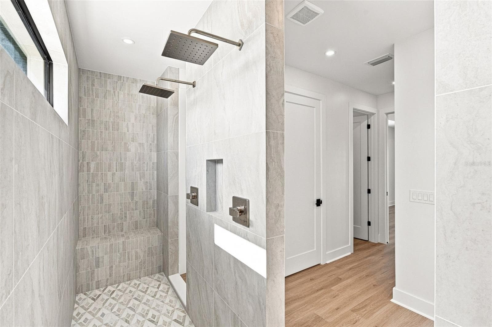 Luxury Walk In Ensuite Shower with Abundant Natural Light - 44 SUNFLOWER DR, PLACIDA