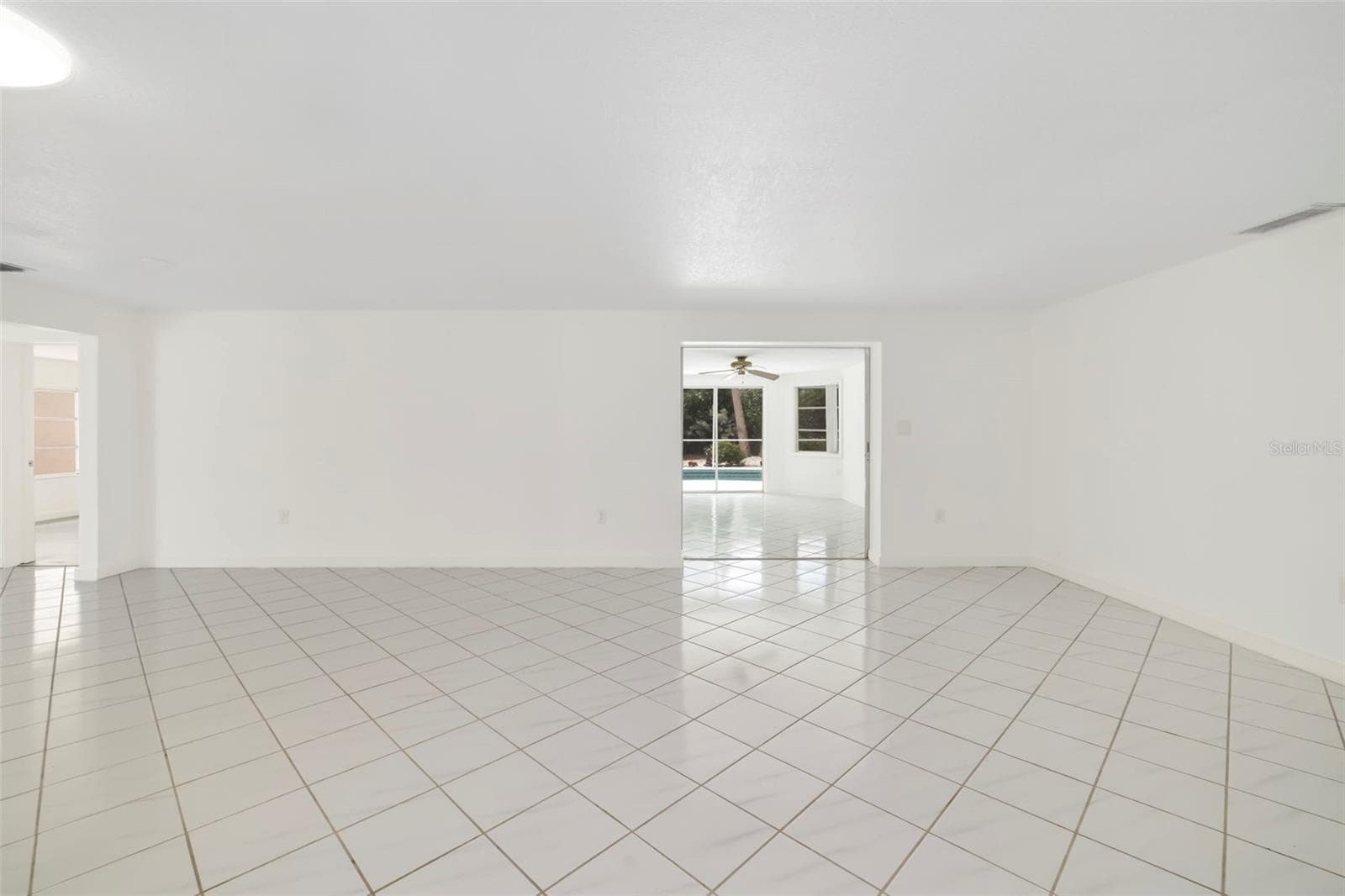 Large living room off the Florida room - 708 GARFIELD DR, SARASOTA