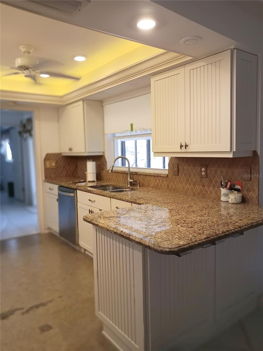 Kitchen - 980 N GONDOLA DR, VENICE