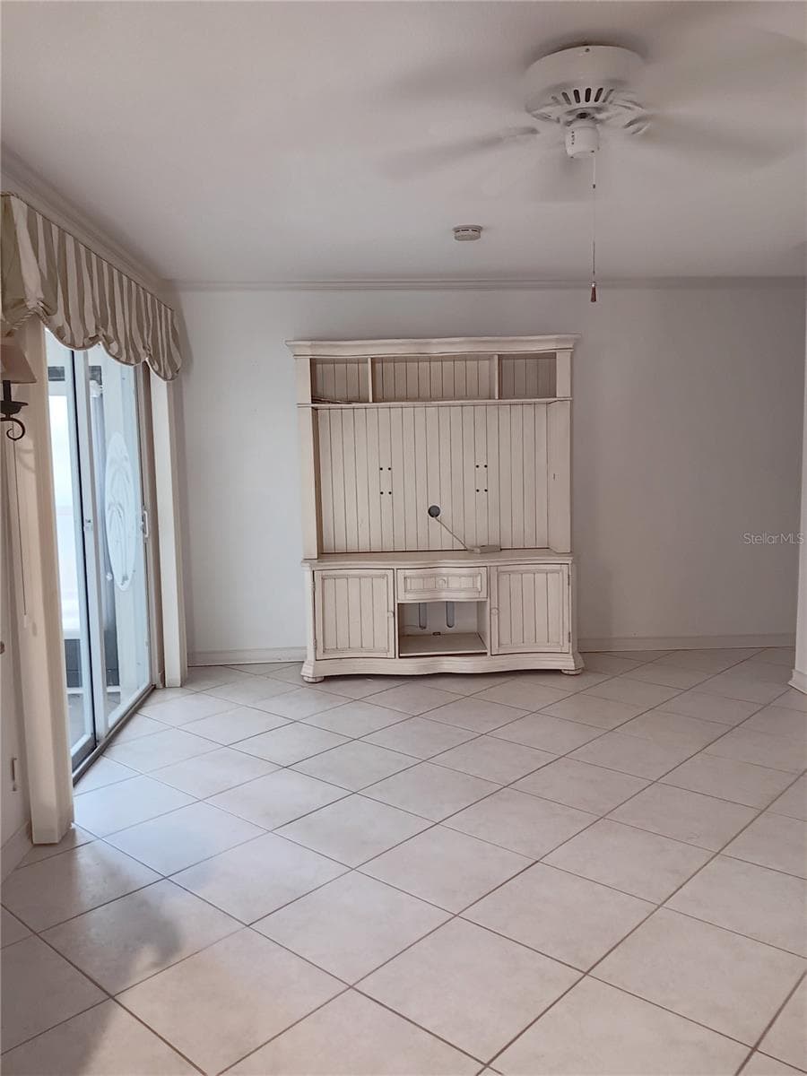 family room - 980 N GONDOLA DR, VENICE
