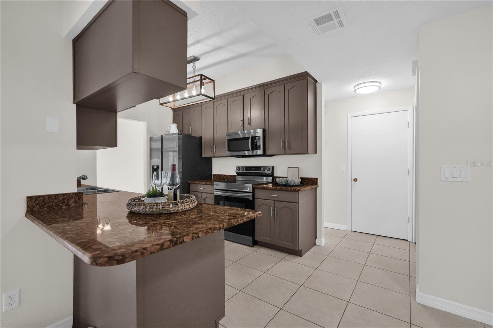 kitchen and bar - 5165 FORMBY DR, ORLANDO