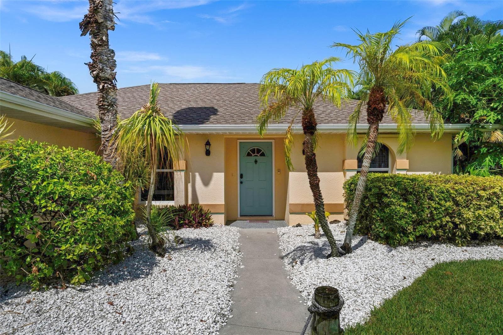 A tropical path to the front door - 3112 SW 16TH PL, CAPE CORAL