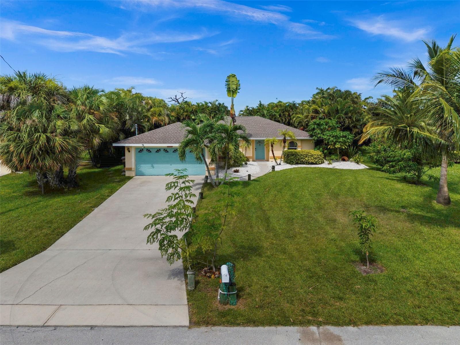 Lots of space in the driveway - 3112 SW 16TH PL, CAPE CORAL