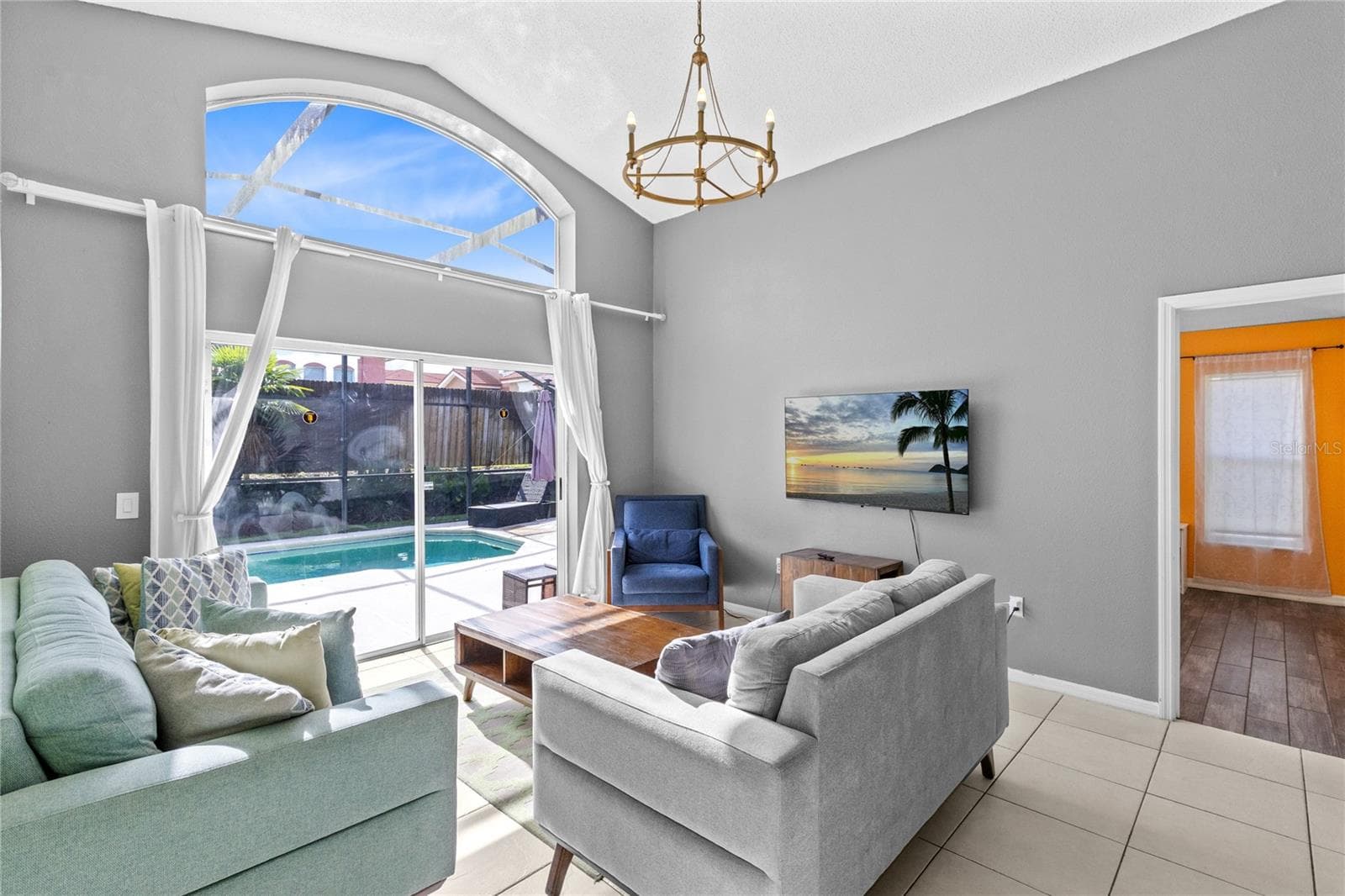 Living Room. - 915 LAKE BERKLEY DR, KISSIMMEE