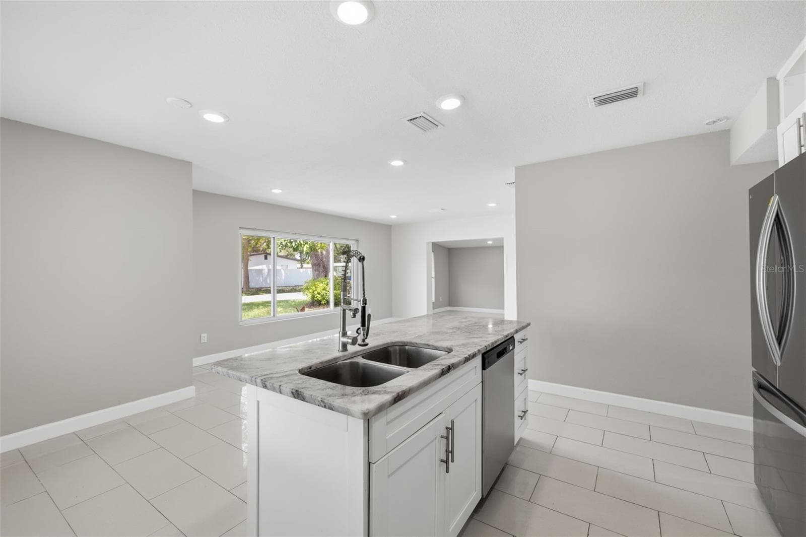 Single Family Residence at 7806 TANGLEWOOD LN, TAMPA, photo 7 of 25