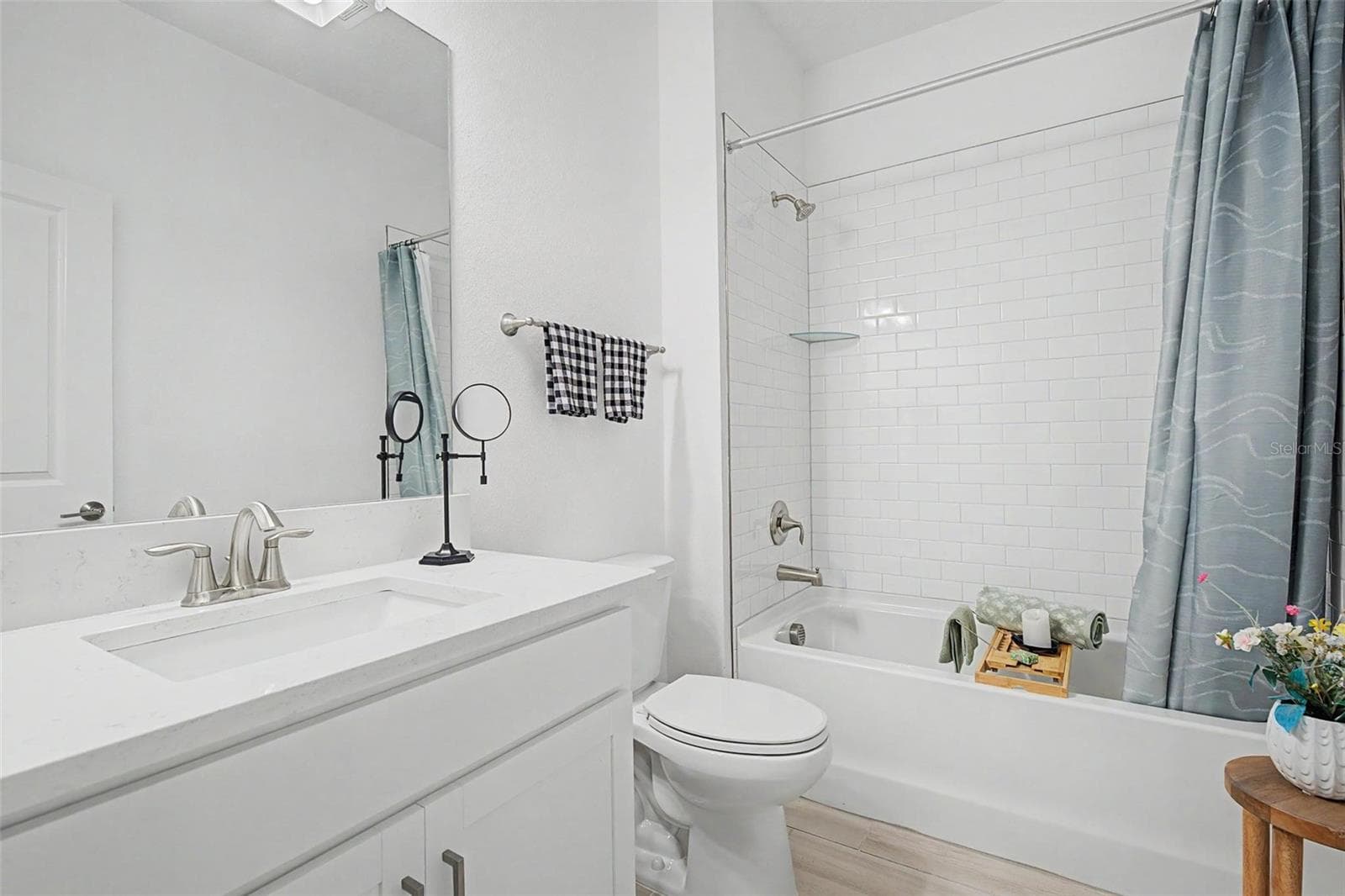 Secondary Bath with Quartz countertops and bathtub - 10499 GABLE DIG LOOP, SAN ANTONIO