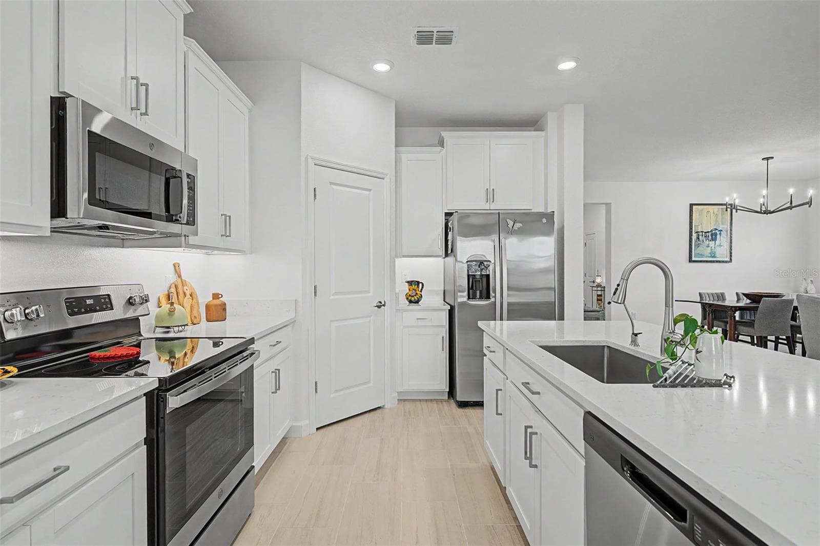 Stainless Steel Appliances with Quartz Countertops - 10499 GABLE DIG LOOP, SAN ANTONIO