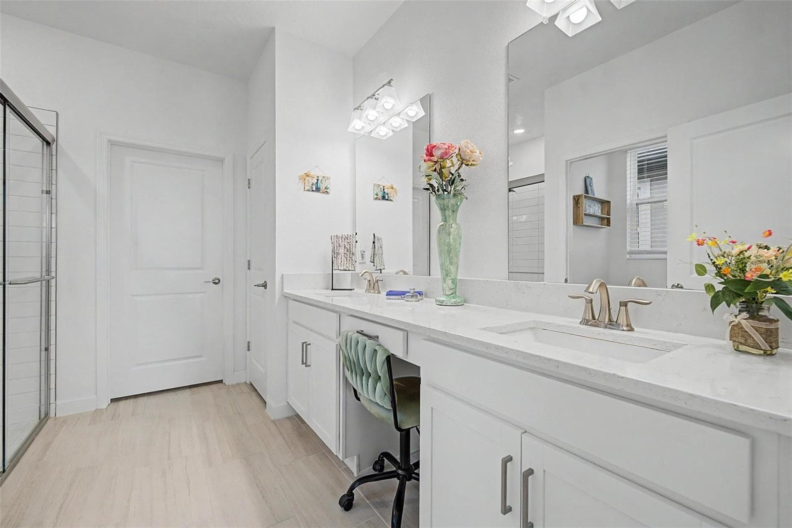 Large Primary en-suite with dual sinks and Quartz countertops - 10499 GABLE DIG LOOP, SAN ANTONIO
