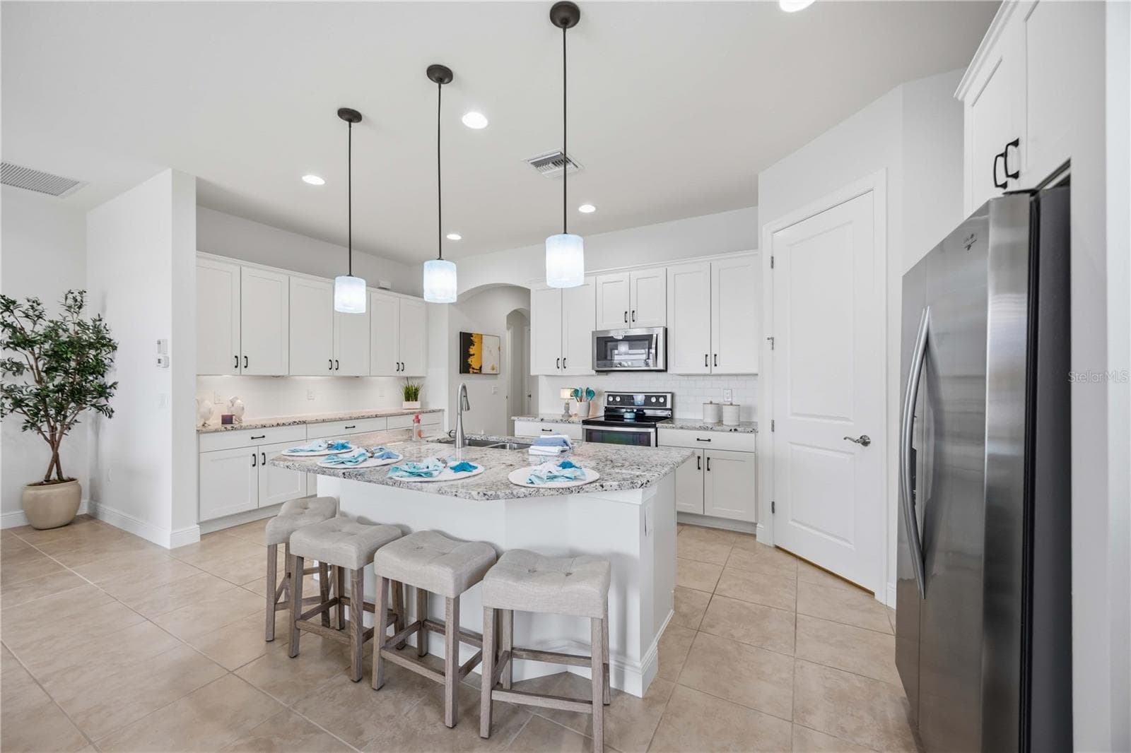 Stunning Kitchen - great entertaining space. - 23781 WAVERLY CIR, VENICE