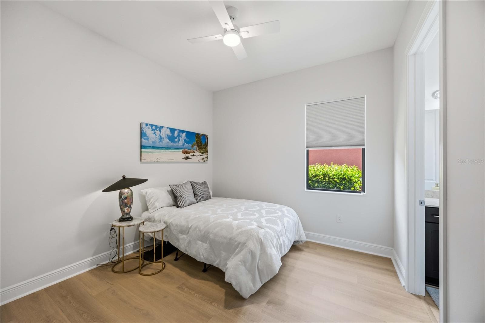 Guest 2 with ensuite - 23781 WAVERLY CIR, VENICE